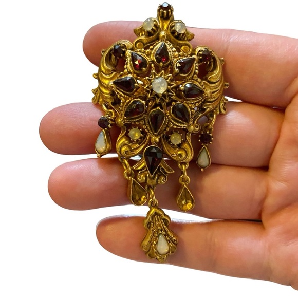 Florenza Gilded Victorian Revival Brooch with Garnet & Opal Rhinestones 1960s - Picture 6 of 7